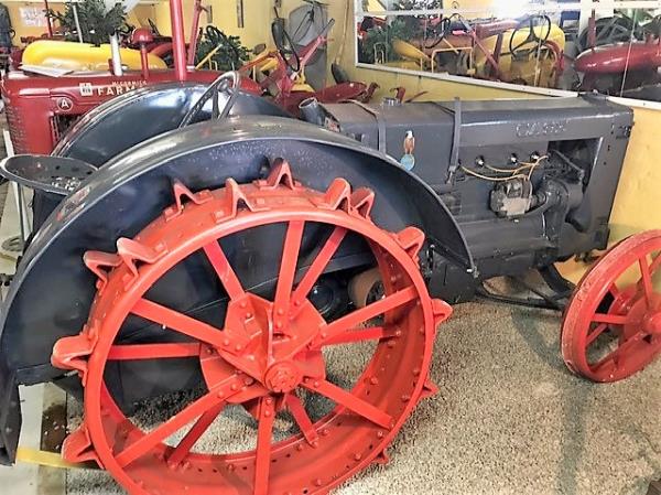 Veterantraktor - Case - C. 1939. Fotogen. Järnhjul runt om. Blästrad samt lackad. Nytillverkade skär...